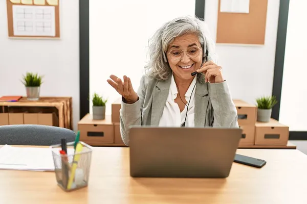 Średniej Klasy Siwowłosy Agent Call Center Kobieta Uśmiechnięta Szczęśliwy Pracując — Zdjęcie stockowe