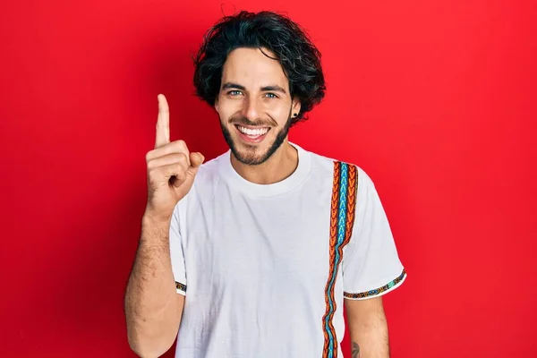 Schöner Hispanischer Mann Lässigem Weißem Shirt Mit Erhobenem Zeigefinger Und — Stockfoto