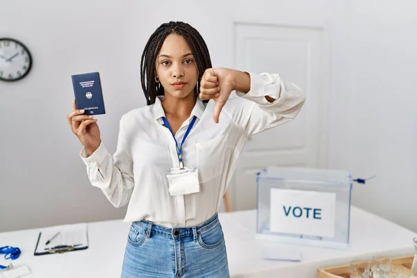 Jovem Afro Americana Eleição Campanha Política Segurando Passaporte Deutschland Com — Fotografia de Stock