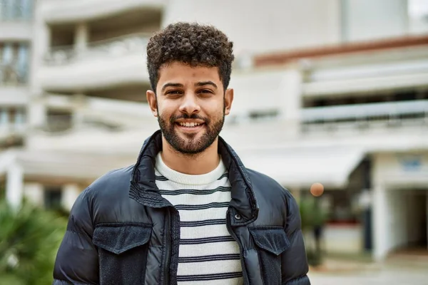 Молодий Арабський Чоловік Посміхається Вулиці Місті — стокове фото