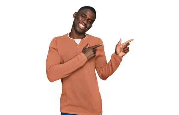 Νεαρός Αφροαμερικάνος Που Φοράει Καθημερινά Ρούχα Χαμογελώντας Και Κοιτάζοντας Την — Φωτογραφία Αρχείου