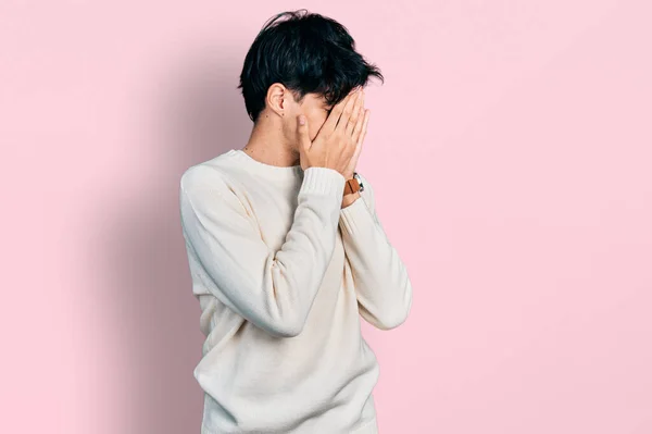 泣きながら手で顔を覆う悲しい表情のカジュアルな冬のセーターを着たハンサムなヒップスター若者 うつ病の概念 — ストック写真