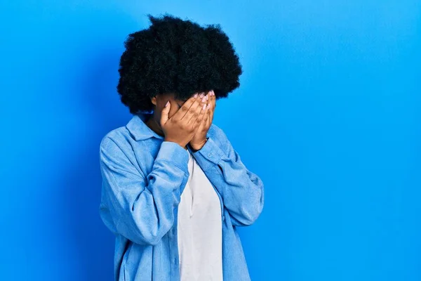泣きながら手で顔を覆う悲しい表情のカジュアルな服を着た若いアフリカ系アメリカ人女性 うつ病の概念 — ストック写真