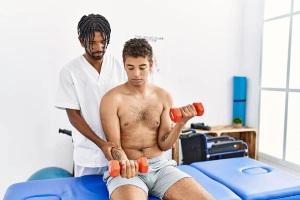 Dois Homens Fisioterapeuta Paciente Tendo Sessão Reabilitação Usando Halteres Clínica — Fotografia de Stock