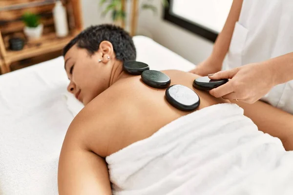 Jonge Hispanic Vrouw Het Hebben Van Rug Massage Met Behulp — Stockfoto