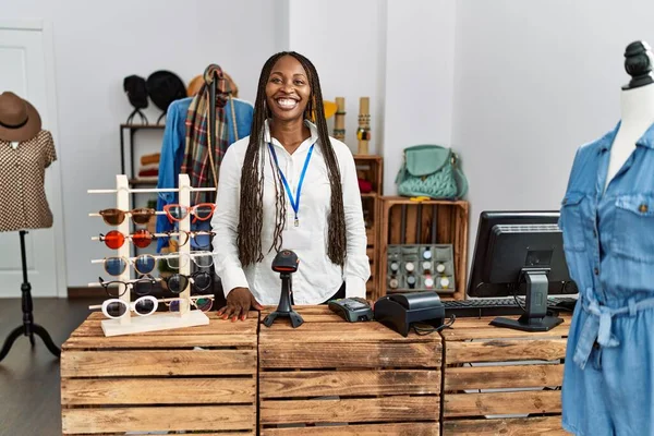 Νεαρή Αφρο Αμερικανίδα Καταστηματάρχης Χαμογελά Χαρούμενη Στέκεται Δίπλα Στον Πάγκο — Φωτογραφία Αρχείου