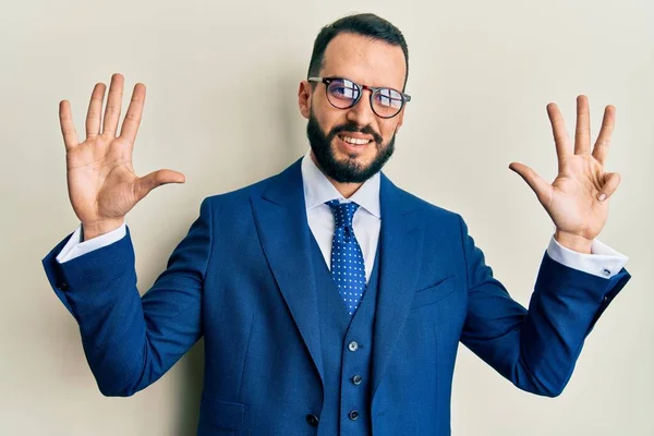 Sakallı Takım Elbiseli Kravatlı Genç Adam Dokuz Numaralı Parmaklarıyla Kendini — Stok fotoğraf