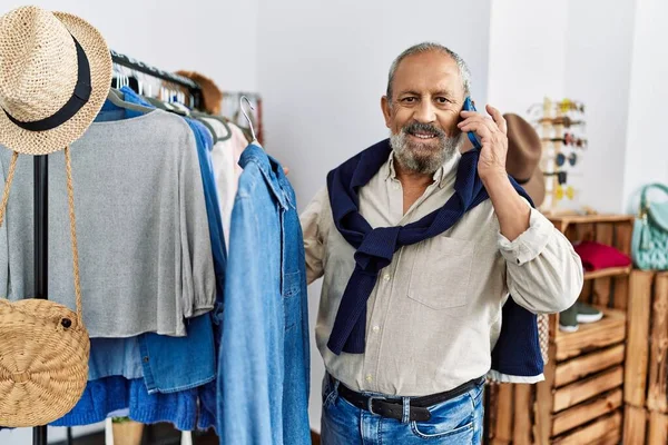 Homem Cabelos Grisalhos Sênior Segurando Camisa Falando Smartphone Loja Roupas — Fotografia de Stock