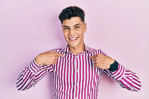 Joven Hombre Hispano Vistiendo Ropa Casual Mirando Confiado Con Sonrisa — Foto de Stock