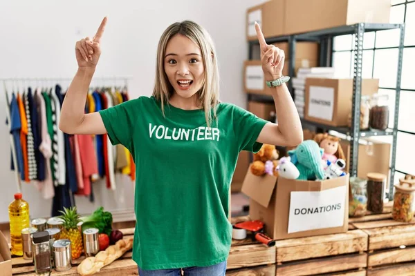 Asiático Jovem Mulher Vestindo Voluntário Shirt Doações Stand Sorrindo Espantado — Fotografia de Stock