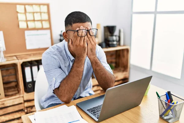 Giovane Arabo Uomo Stressato Lavorando Ufficio — Foto Stock