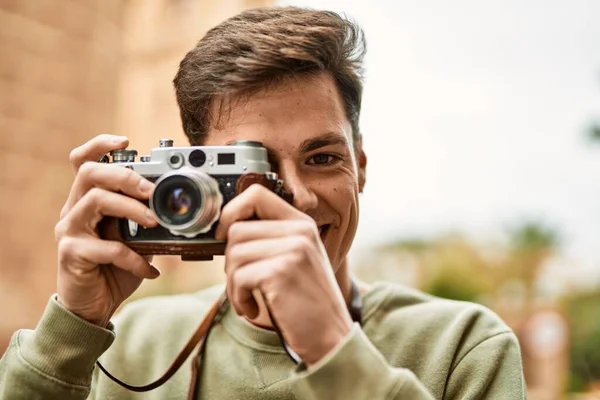 Fiatal Spanyol Turista Férfi Mosolyog Boldog Segítségével Vintage Kamera Városban — Stock Fotó