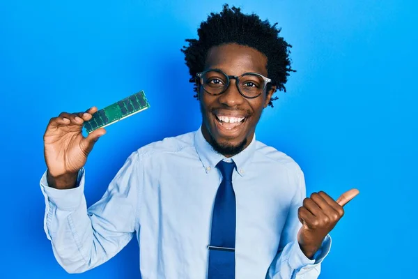 Ung Afrikansk Amerikansk Man Håller Datorn Bagge Pekar Tummen Upp — Stockfoto