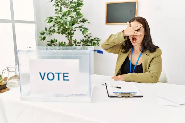 Jonge Brunette Vrouw Zitten Aan Verkiezingstafel Met Stemming Stembiljet Gluuren — Stockfoto