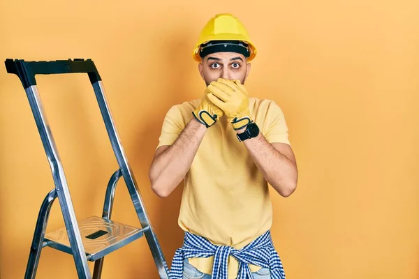 Bonito Homem Com Barba Por Escadas Construção Vestindo Hardhat Chocado — Fotografia de Stock