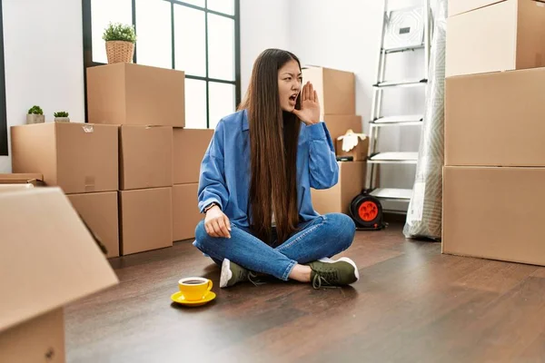 Young Chinese Girl Sitting Floor New Home Shouting Screaming Loud — Fotografia de Stock