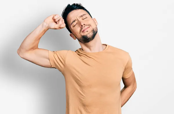 Homem Hispânico Com Barba Vestindo Camiseta Casual Que Estende Para — Fotografia de Stock