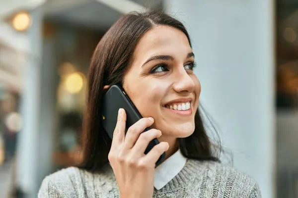 Mladá Hispánka Šťastně Usmívá Mluví Telefonu Městě — Stock fotografie