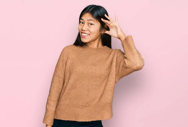 Schöne Junge Asiatische Frau Lässigem Winterpullover Die Lächelnd Mit Der — Stockfoto