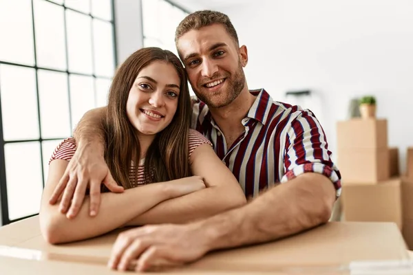 Young Caucasian Couple Smiling Happy Leaning Cardboard Box New Home — Stock Photo, Image