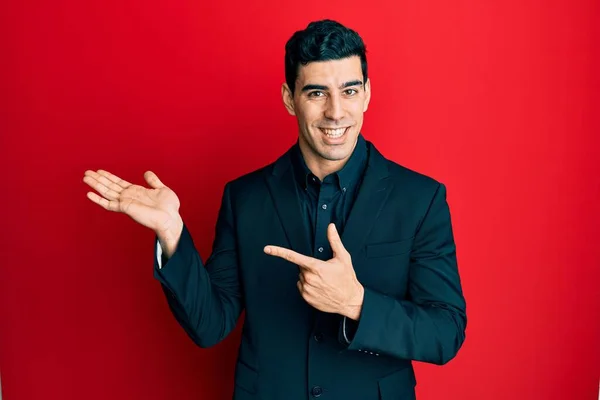 Schöner Hispanischer Mann Businesskleidung Erstaunt Und Lächelnd Die Kamera Während — Stockfoto