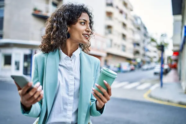 Ung Latinamerikansk Affärskvinna Bär Professionell Ser Leende Säker Staden Med — Stockfoto