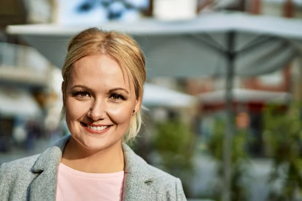 Joven Mujer Negocios Rubia Sonriendo Feliz Pie Ciudad —  Fotos de Stock