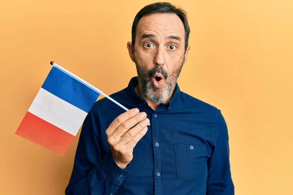 Středověký Hispánec Držící Francouzskou Vlajku Vyděšený Ohromený Otevřenými Ústy Pro — Stock fotografie