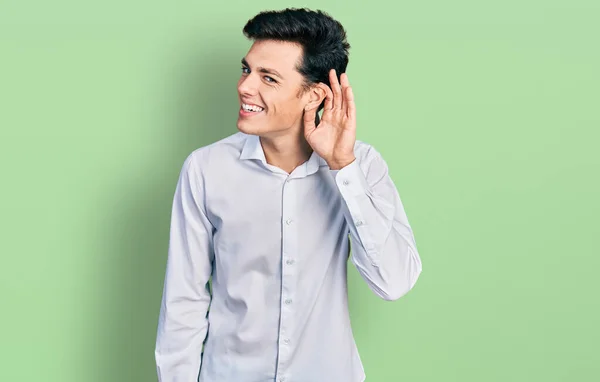 Mladý Hispánský Obchodník Obchodních Šatech Usmívající Rukou Uchem Naslouchající Drbům — Stock fotografie