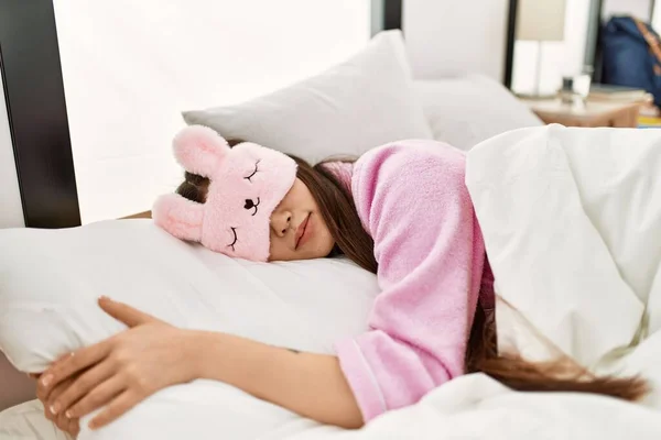 Fiatal Kínai Lány Vicces Alvó Maszkot Visel Alszik Ágyon Hálószobában — Stock Fotó