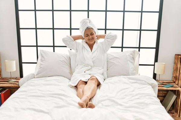 Mujer Pelo Gris Mediana Edad Sonriendo Feliz Acostada Cama Dormitorio — Foto de Stock