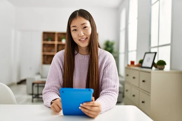 Menina Chinesa Nova Usando Touchpad Sentado Mesa Casa — Fotografia de Stock