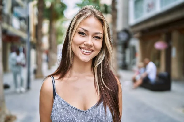 Young Caucasian Girl Smiling Happy Standing City — Stock Photo, Image