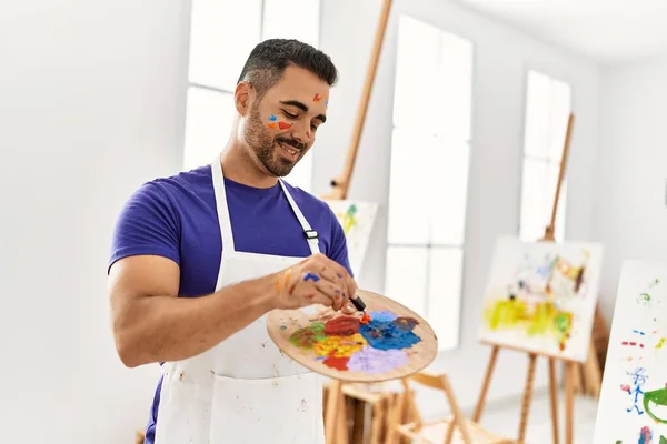 Young Hispanic Man Smiling Confident Mixing Color Palette Art Studio — ストック写真