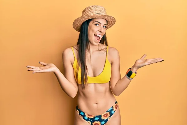 Mulher Hispânica Jovem Vestindo Biquíni Chapéu Verão Sem Noção Expressão — Fotografia de Stock