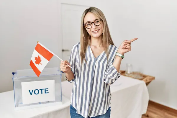 Asiatisk Ung Kvinna Politisk Kampanj Val Håller Kanada Flagga Ler — Stockfoto