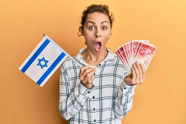 Молода Брюнетка Тримаючи Прапор Ізраїлю Банкноти Шекелів Боялася Шокувала Подивом — стокове фото