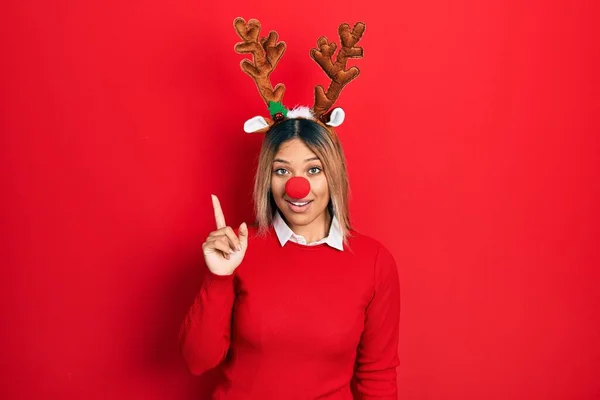 Hermosa Mujer Hispana Con Sombrero Navidad Ciervo Nariz Roja Mostrando —  Fotos de Stock