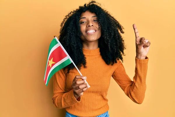 Afrikansk Amerikansk Kvinna Med Afro Hår Håller Surinam Flagga Ler — Stockfoto