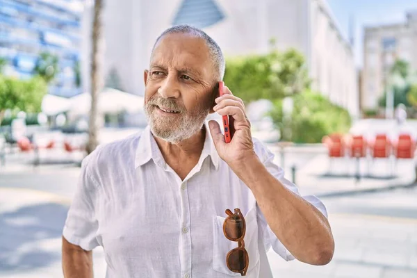 Uomo Anziano Sorridente Fiducioso Parlando Sullo Smartphone Strada — Foto Stock