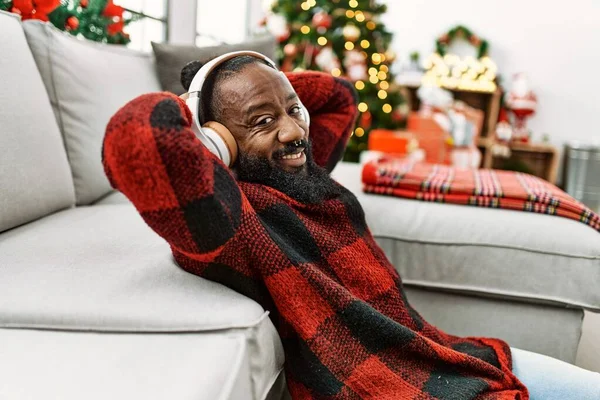 Jovem Afro Americano Ouvindo Música Sentada Árvore Natal Casa — Fotografia de Stock