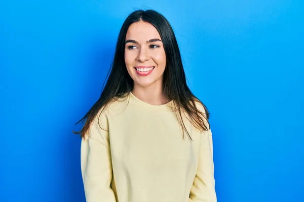 Jonge Brunette Vrouw Draagt Casual Sweatshirt Kijken Weg Aan Zij — Stockfoto