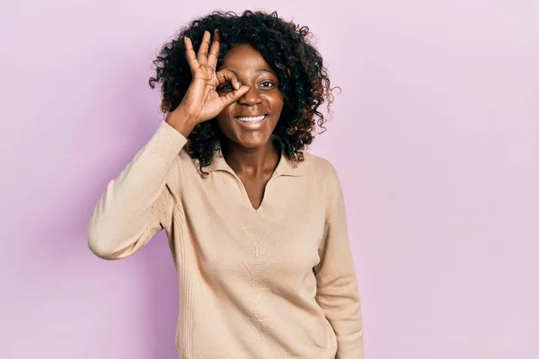 Молода Афроамериканська Жінка Повсякденному Одязі Яка Добре Жестикулює Усміхаючись Рукою — стокове фото