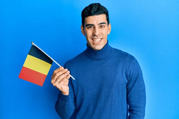 Yakışıklı Spanyol Adam Elinde Belçika Bayrağı Tutuyor Olumlu Mutlu Görünüyor — Stok fotoğraf