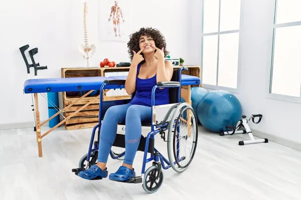 Fizyoterapi Kliniğinde Tekerlekli Sandalyede Oturan Genç Ortadoğulu Kadın Neşeli Bir — Stok fotoğraf