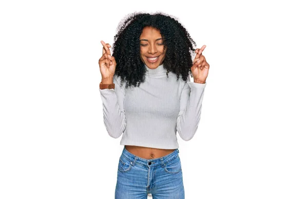 Young African American Girl Wearing Casual Clothes Gesturing Finger Crossed — Stock Photo, Image
