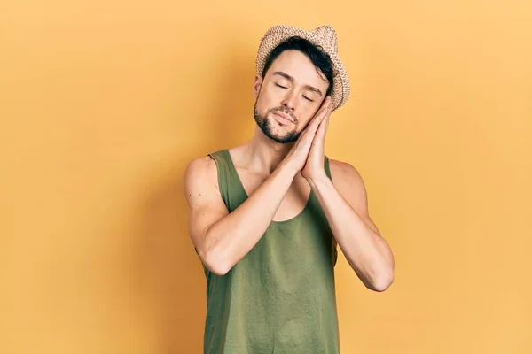 Giovane Uomo Ispanico Indossa Cappello Estivo Sonno Stanco Sognare Posa — Foto Stock