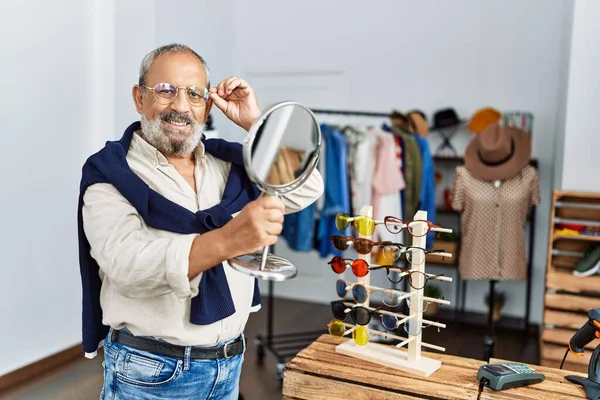 Älterer Grauhaariger Mann Lächelt Selbstbewusst Mit Brille Bekleidungsgeschäft — Stockfoto