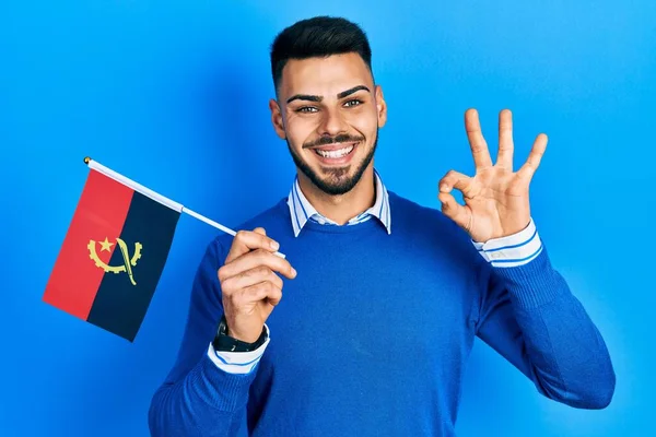 Ung Latinamerikansk Man Med Skägg Håller Angola Flagga Gör Tecken — Stockfoto