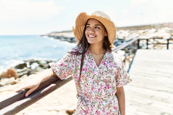 Jong Latin Meisje Glimlachen Gelukkig Dragen Zomer Hoed Het Strand — Stockfoto
